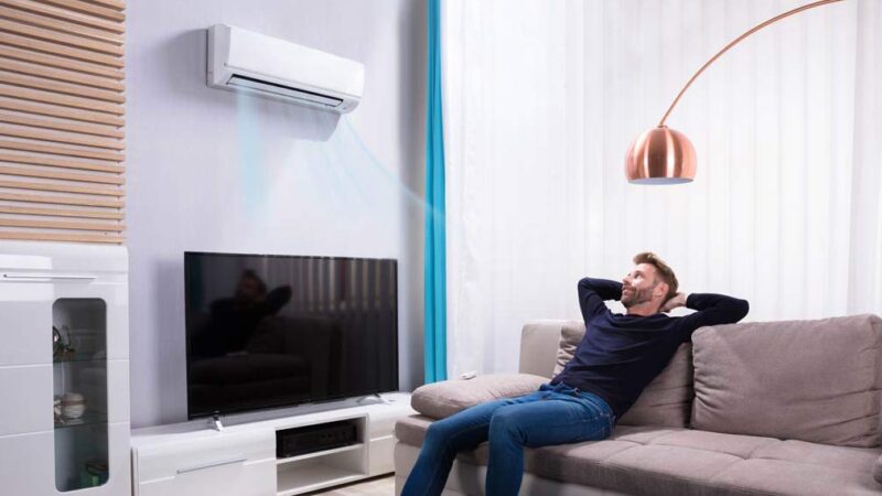 mann mit split klimaanlage