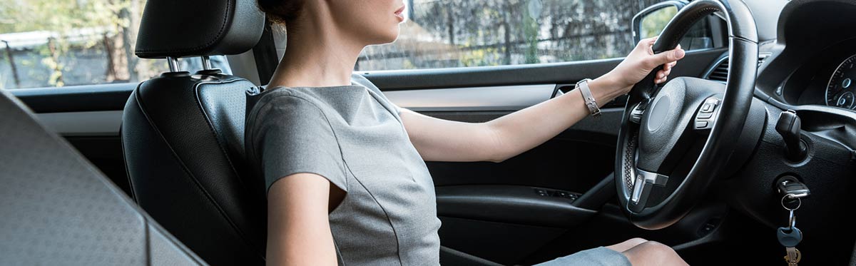 Frau fährt Auto