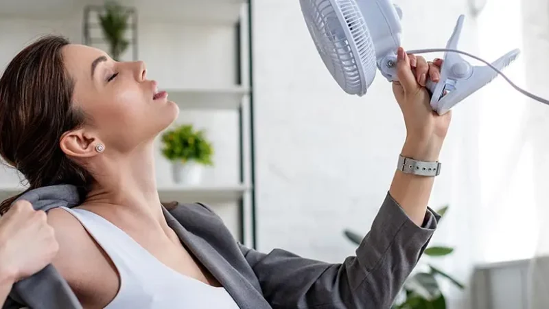 frau haelt ventilato hoch