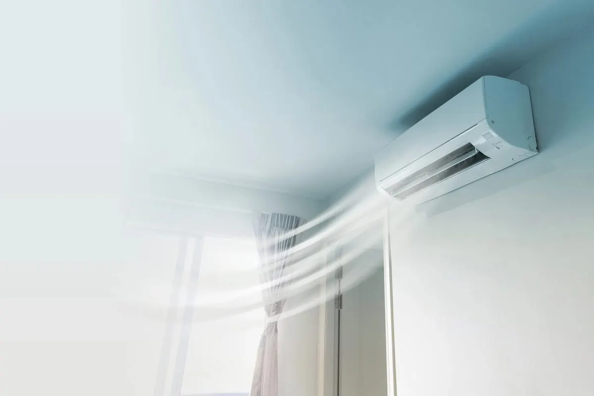 Mobiles Klimagerät wird für die Winterpause eingelagert