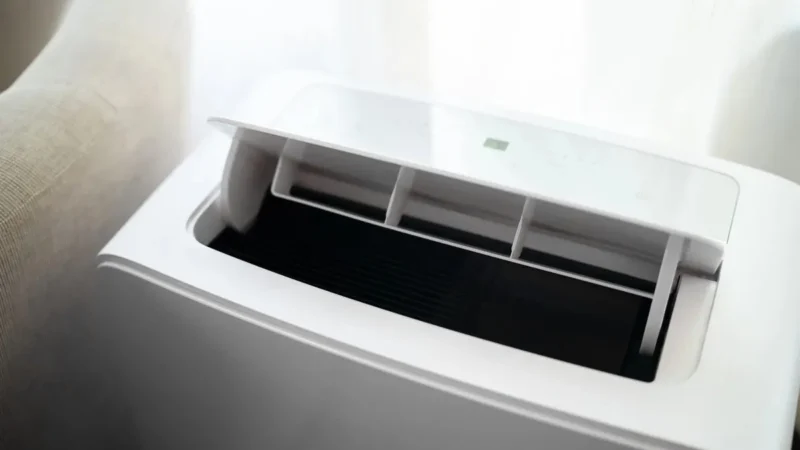Moderne mobile Klimaanlage mit Lüftungsschlitzen im Detail