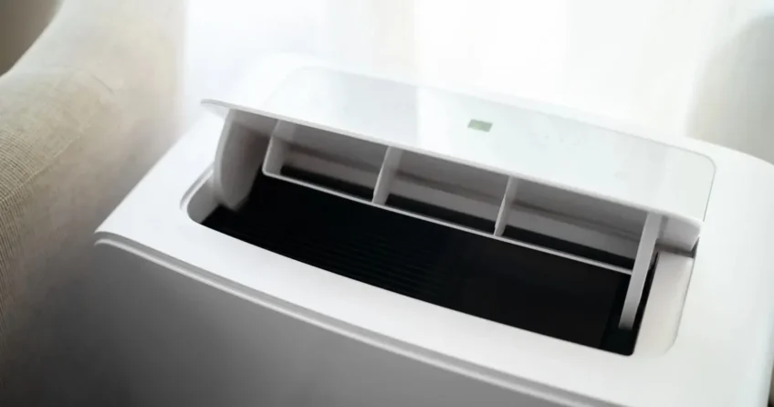 Moderne mobile Klimaanlage mit Lüftungsschlitzen im Detail