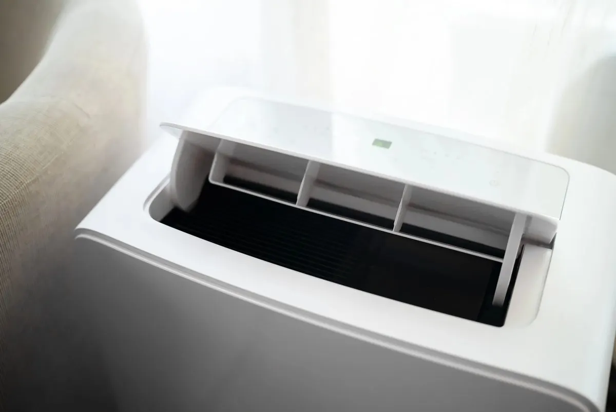 Moderne mobile Klimaanlage mit Lüftungsschlitzen im Detail